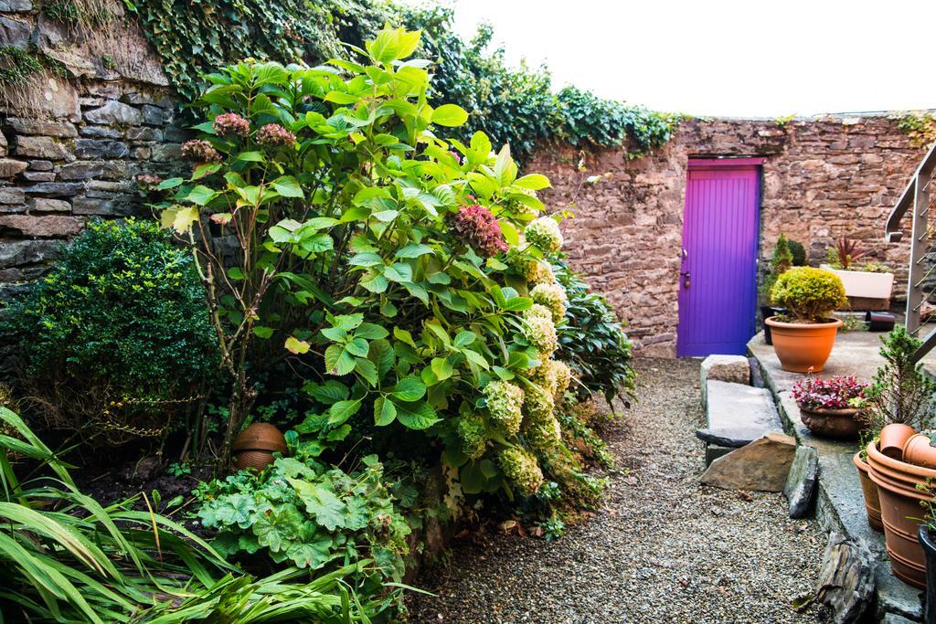 Byrnes Wine Dine Stay Енистимон Екстериор снимка