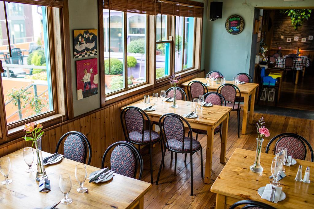 Byrnes Wine Dine Stay Енистимон Екстериор снимка